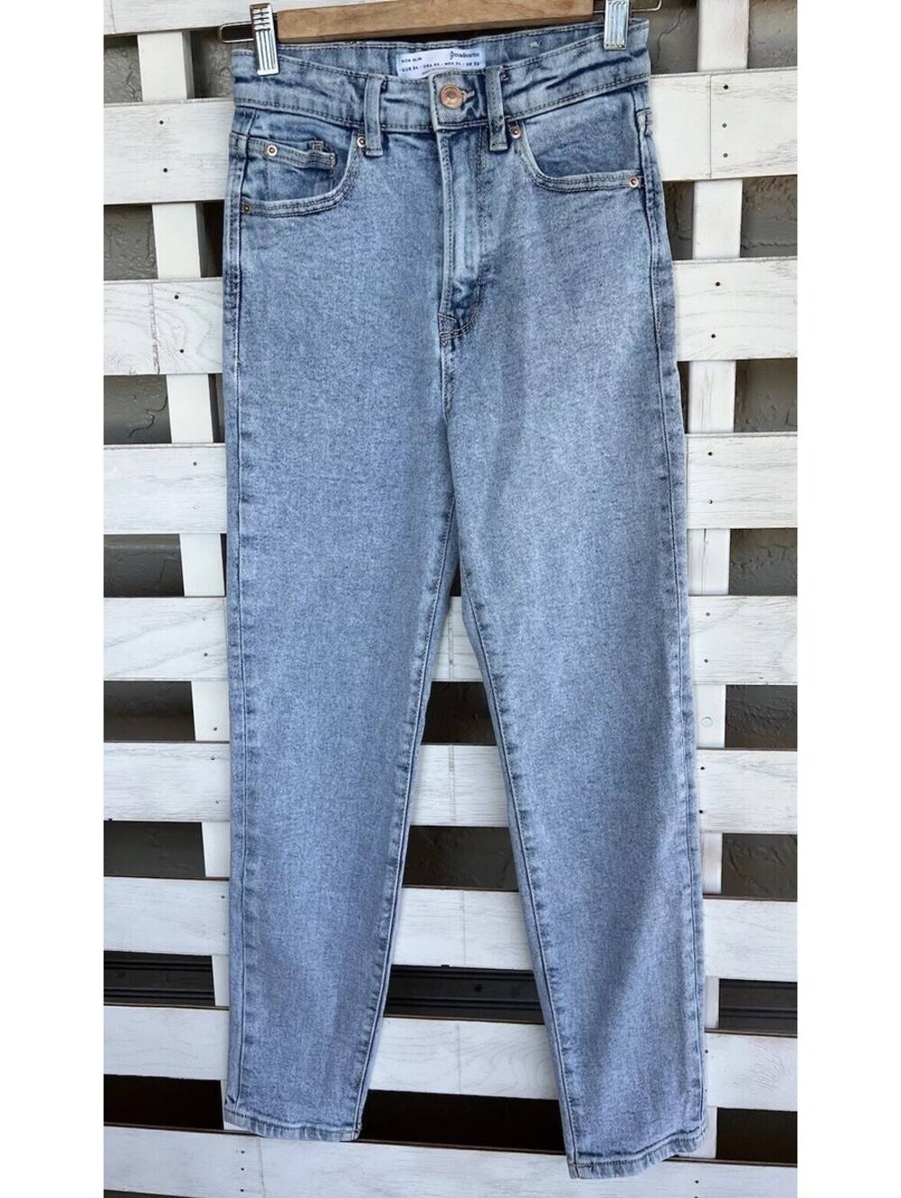 Stradivarius Light Stonewash Mom Slim Jeans High Waisted US Size 2